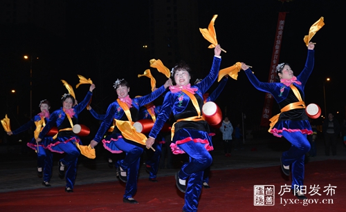 广场歌舞热寒冬 (1).JPG